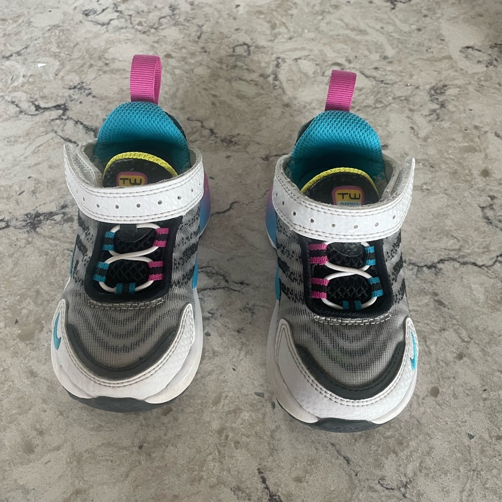 Unisex NIKE AIR toddler sneaker size 6